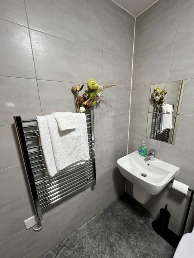 Spacious 1 Bed Relocation Apartment Free Parking, Brierley Hill Exterior photo